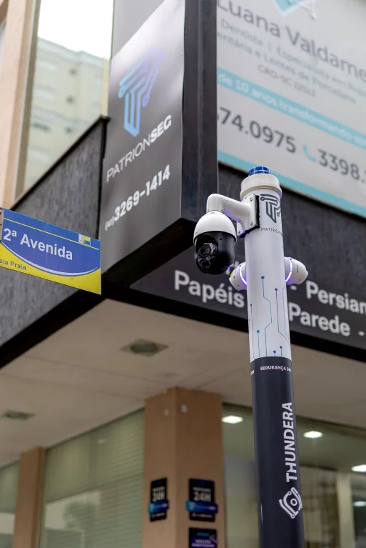 Poste com câmeras inteligentes Thundera